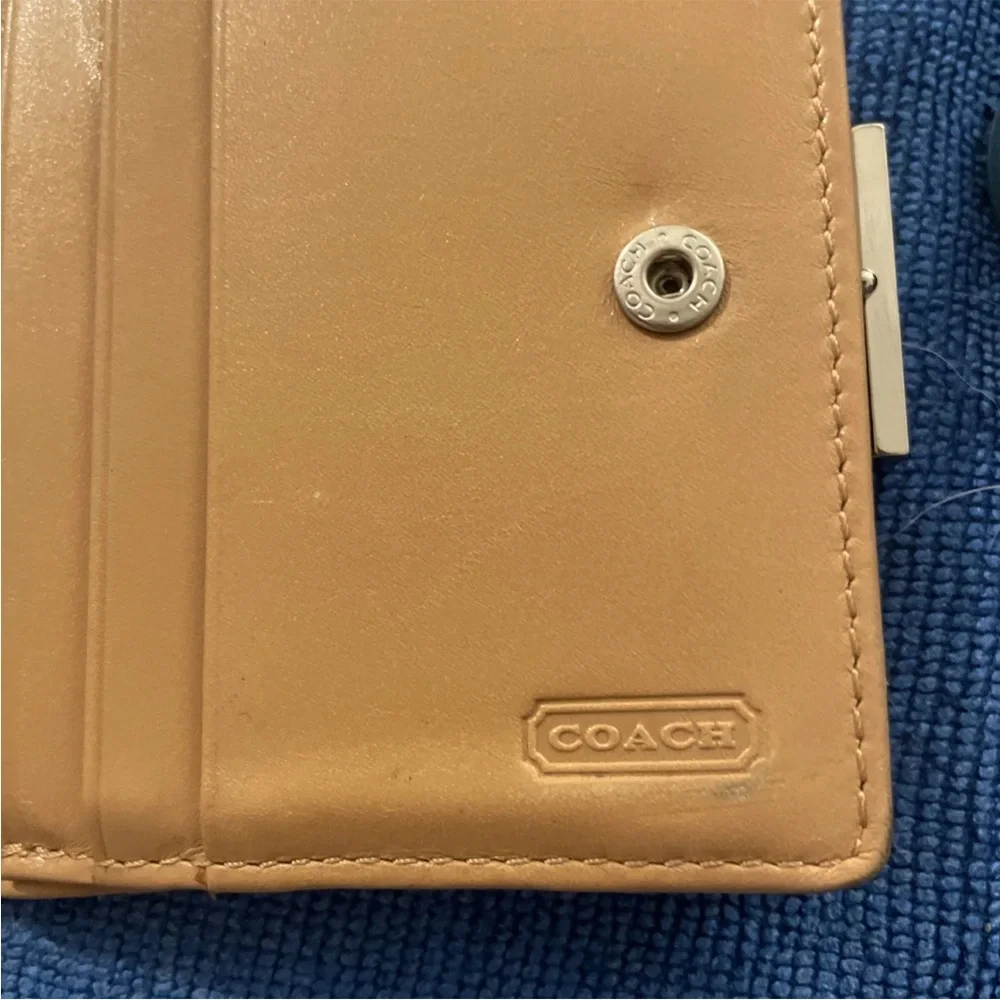 Coach White Leather Wallet Y2K Era Snap Closure 🔥 - Picture 11 of 15